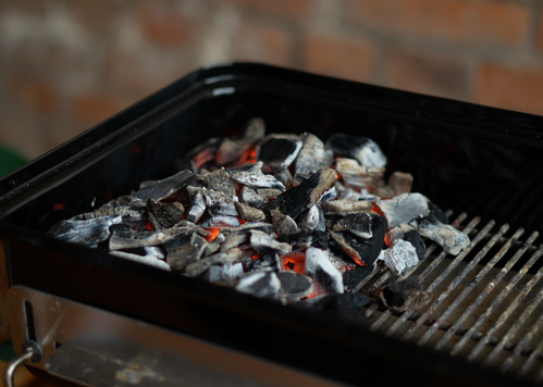 Glühende Kohle im Grill