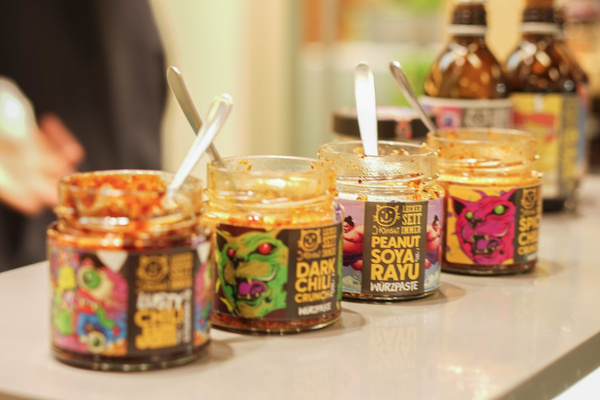 Würzpasten von Kinski am Messestand zum Probieren