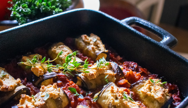 Nahaufnahme der Auflaufform mit den Auberginen-Tofu-Röllchen
