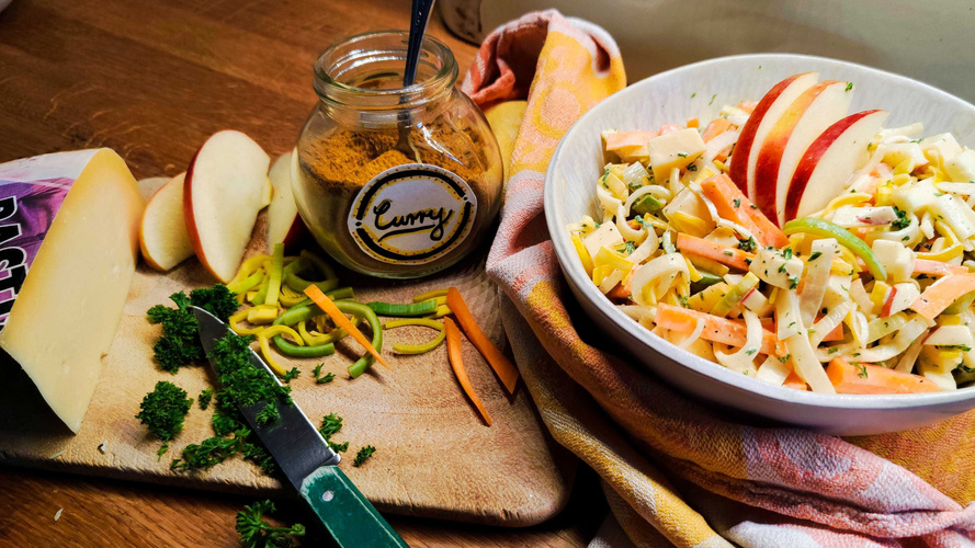 Rezeptbild für Fruchtig-scharfer&nbsp;Apfel-Porree-Salat mit Käsewürfeln